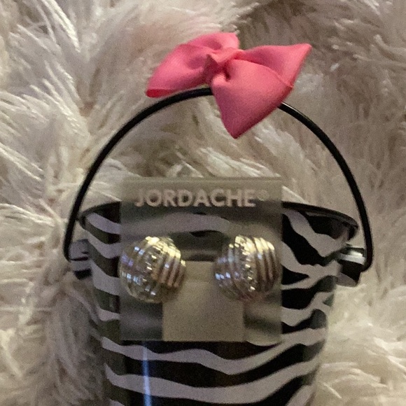 🦩NWT Awesome & So Fun To Wear  Clip Earrings Wardrobe Must Have 🦩 - Picture 8 of 9